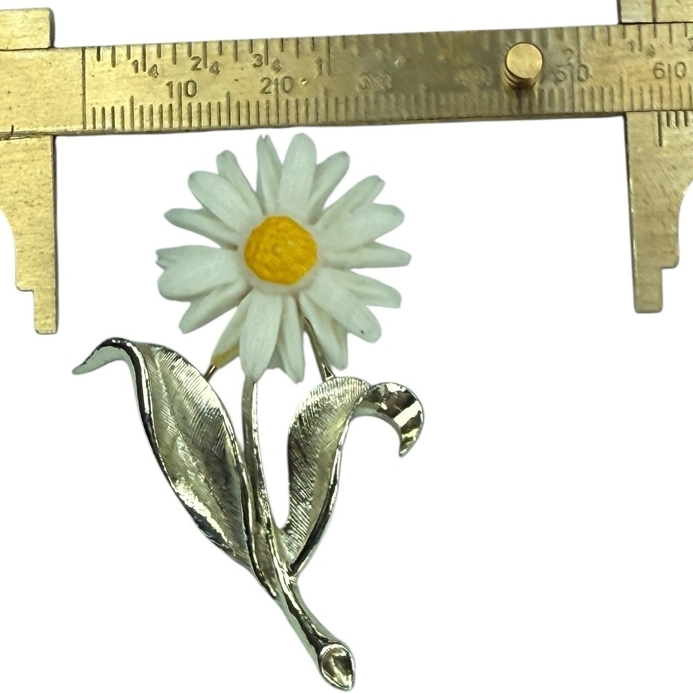 Vintage Sarah Coventry Daisy Brooch Pin Signed Gold Tone Flower Light N Bright - Picture 6 of 7